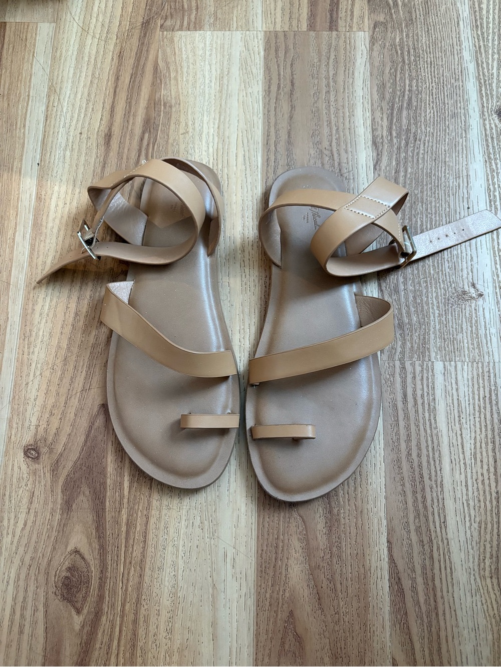 Universal Thread Women's Sol Toe Loop Ankle Strap Sandals